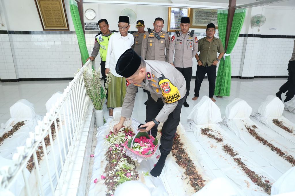 Momen Wakapolda Jatim, Brigjen Akhmad Yusep ziarah ke Makam Sunan Bungkul