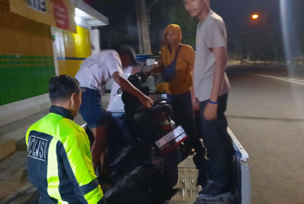 Motor Terobos Lampu Merah, Tiga Remaja Situbondo Terkapar Tabrak Mobil