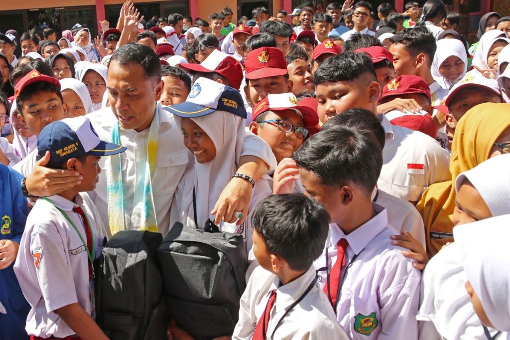 Wali Kota Surabaya Beri Seragam dan Tas Gratis untuk Siswa Tidak Mampu