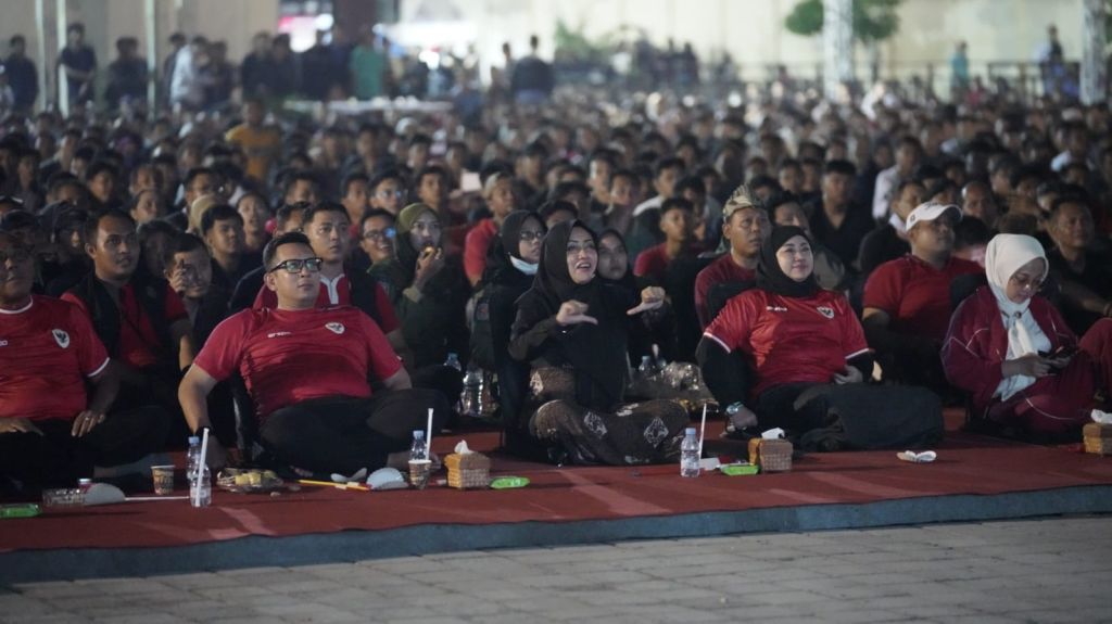 Nobar Timnas Indonesia U-23 yang diadakan Forkopimda Mojokerto Raya di halaman GOR Seni Majapahit, Jalan Gajah Mada, Senin (29/4/2024) malam (Foto: Nana/mili.id)