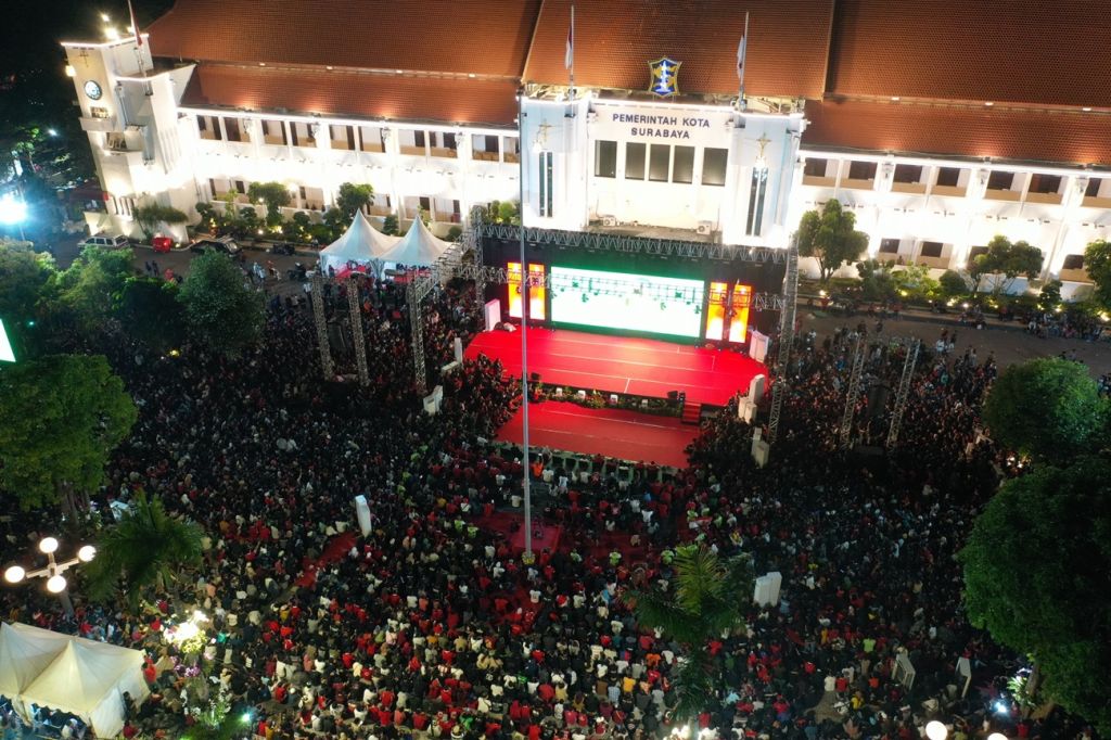 Potret Ribuan Pendukung Timnas Indonesia U-23 Padati Balai Kota Surabaya