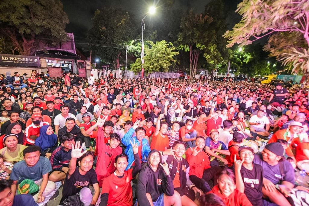 Potret Ribuan Pendukung Timnas Indonesia U-23 Padati Balai Kota Surabaya