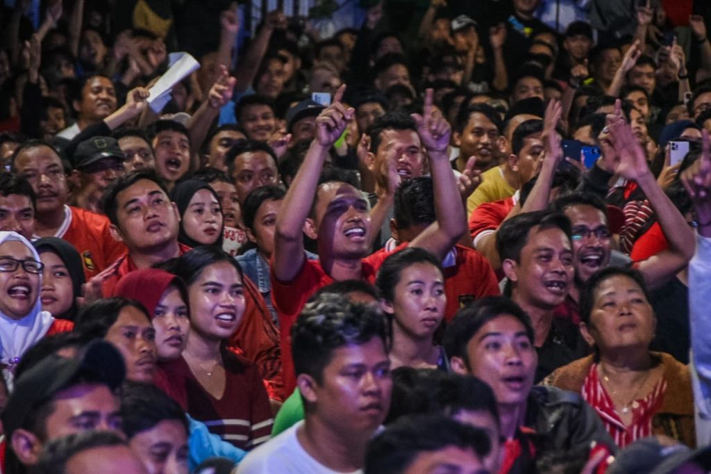 Potret Ribuan Pendukung Timnas Indonesia U-23 Padati Balai Kota Surabaya