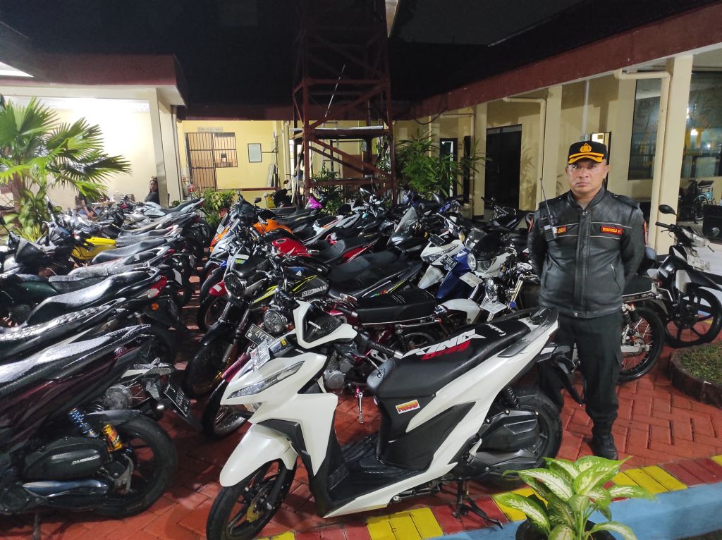 Puluhan kendaraan tidak sesuai spektek diamankan di Mapolsek Wonocolo