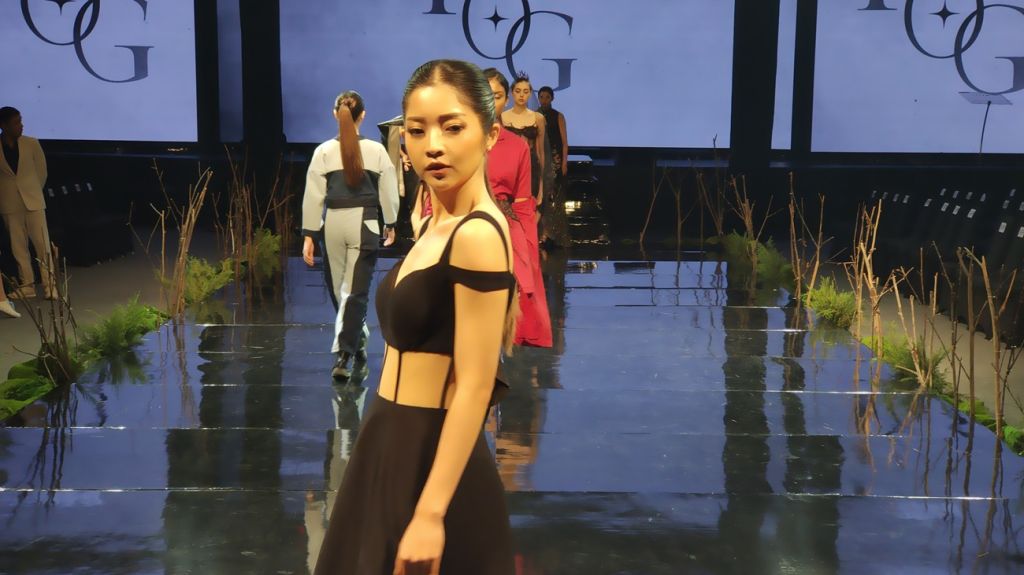 Catwalk para model dengan konsep busana terinspirasi dari isu sosial hingga lingkungan