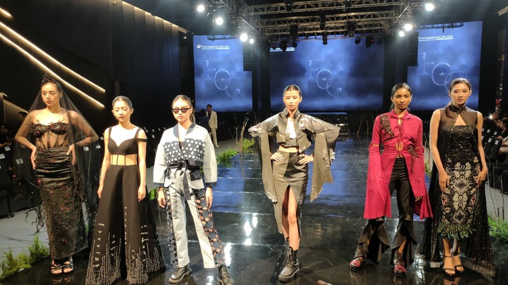 Catwalk para model dengan konsep busana terinspirasi dari isu sosial hingga lingkungan