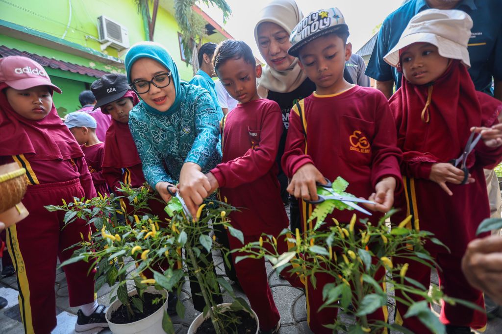 Ketika Anak-anak di Surabaya Diajak Panen Sayur dan Ikan