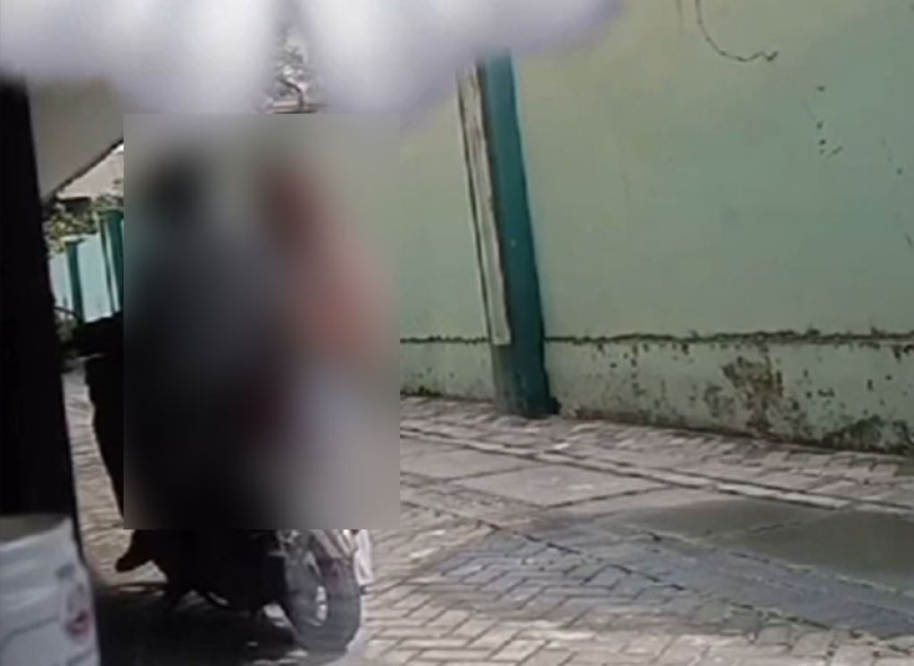 Tangkapan layar video viral pasangan mahasiswa UINSA Surabaya mesum di kampus