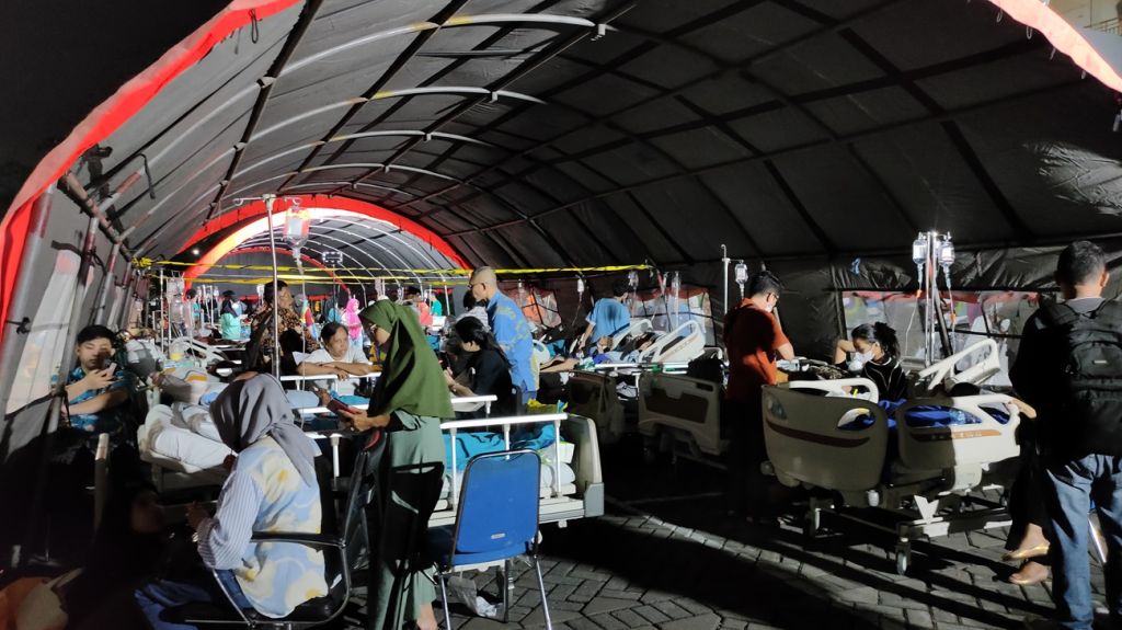 Pasien RS Unair dirawat di luar gedung dampak gempa
