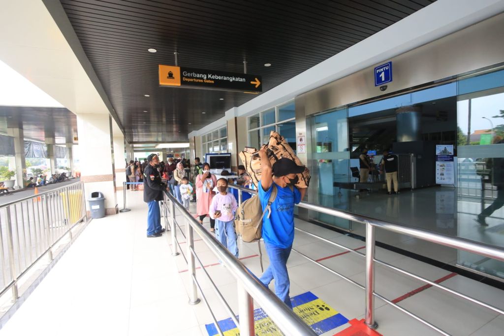 Suasana penumpang kapal saat libur Nataru 2024/2025
