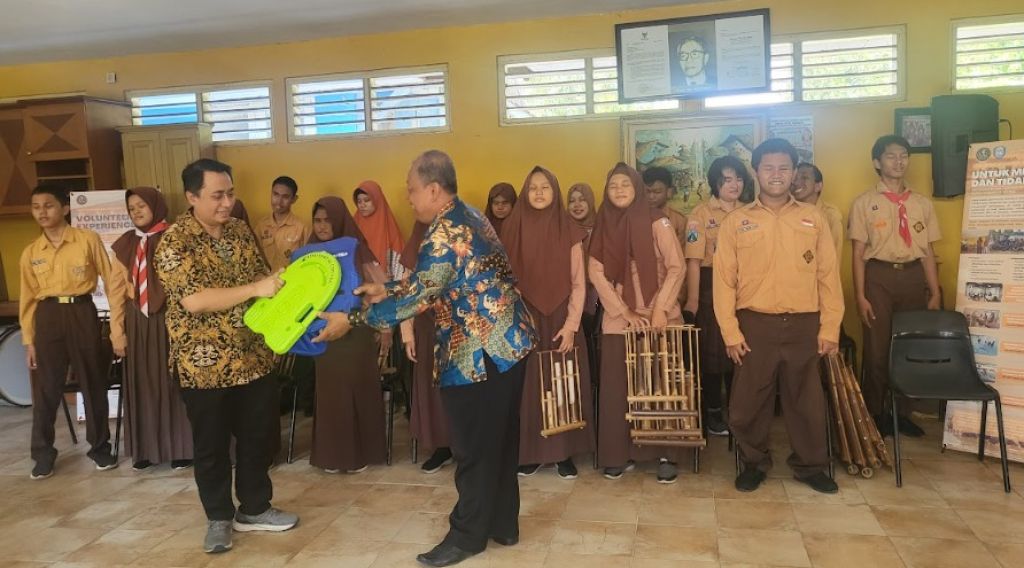 Universitas Ciputra Beri Bantuan 20 Pelampung Dukung Kemandirian Siswa Tuna Netra