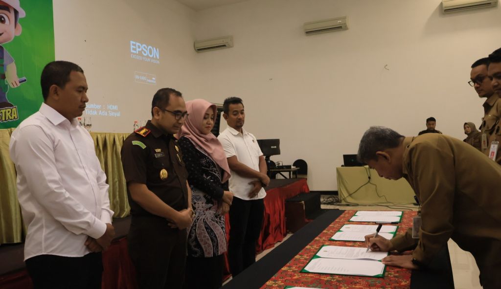 Bupati Ikfina Fahmawati menandatangani Pakta Integritas Pengamanan Pembangunan Strategis Daerah di XOW Restoran, Kecamatan Puri, Kabupaten Mojokerto, Senin (4/3/2024) - (Foto: Dok. Kominfo Kabupaten Mojokerto)