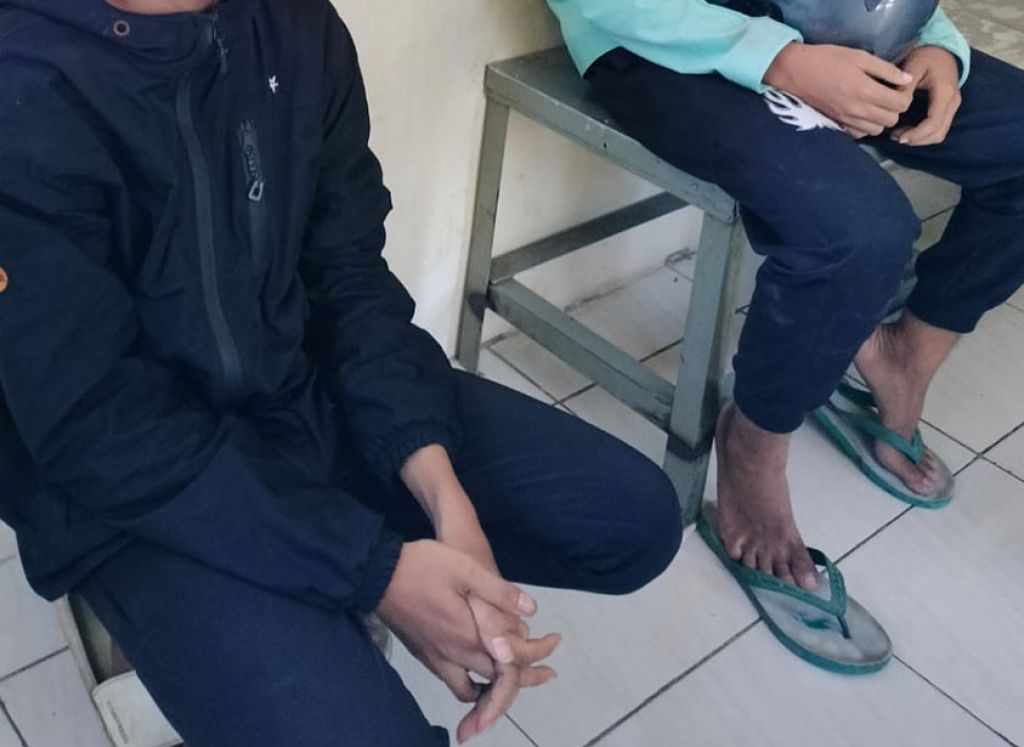 Dua pemuda pembawa 7 paket ganja yang diamankan Tim Elang Satlantas Polrestabes Surabaya