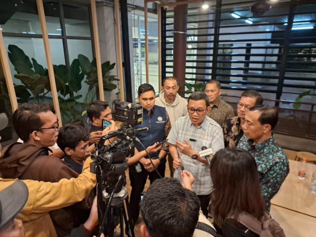 Menteri Pelindungan PMI, Abdul Kadir Karding saat menjemput 2 WNI yang dipulangkan dari Myanmar
