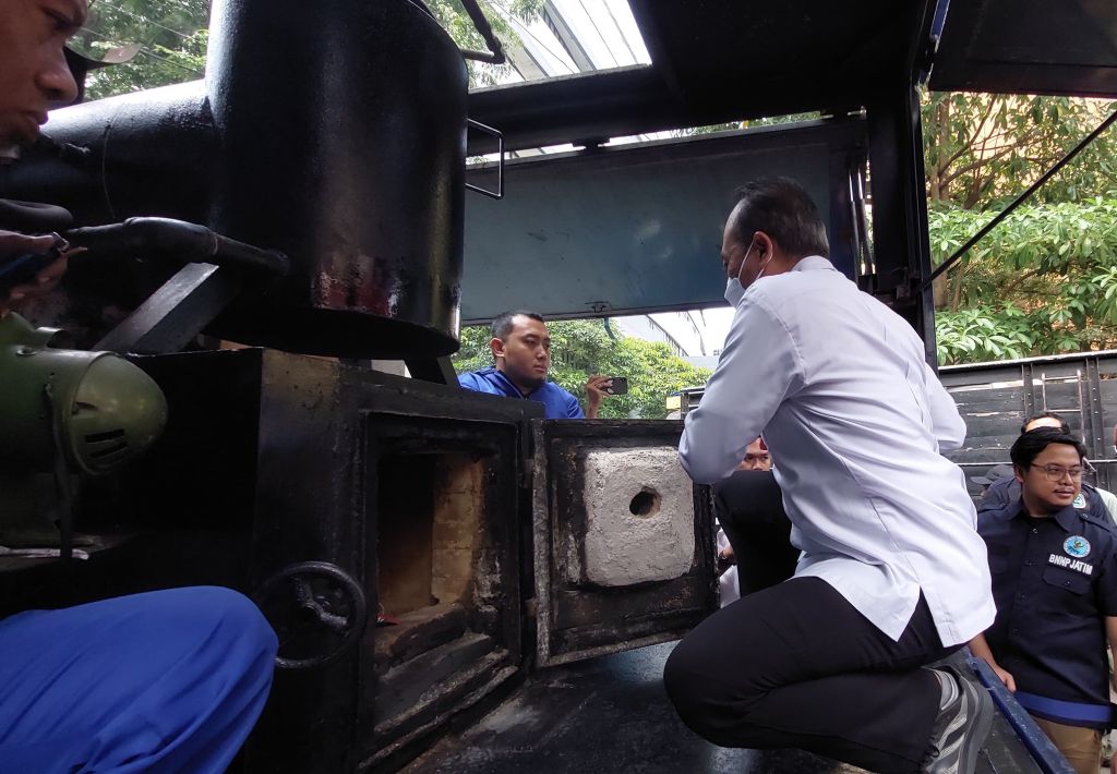 Dirresnarkoba Polda Jatim, Kombes Pol Robert Da Costa memusnahkan barang bukti narkoba