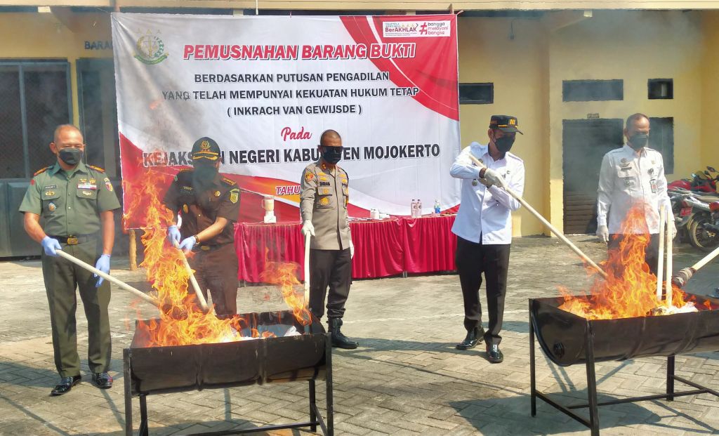 Pemusnahan di halaman Kantor Kejari Kabupaten Mojokerto