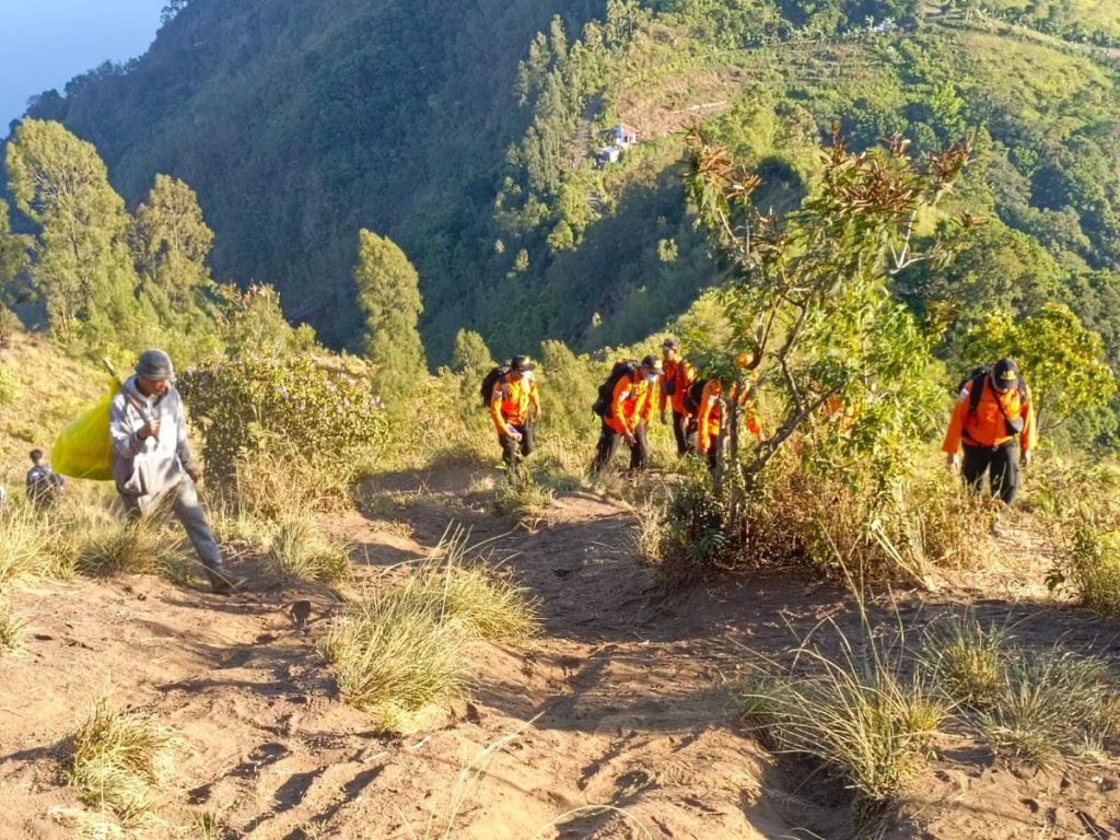 Tim SAR Lakukan Pencarian Pendaki Gunung Abang Bali Terperosok ke Jurang