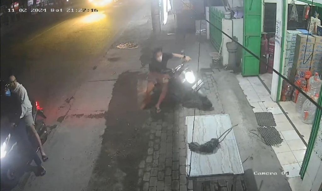 Tangkapan layar video CCTV komplotan pencuri motor beraksi di Mojokerto