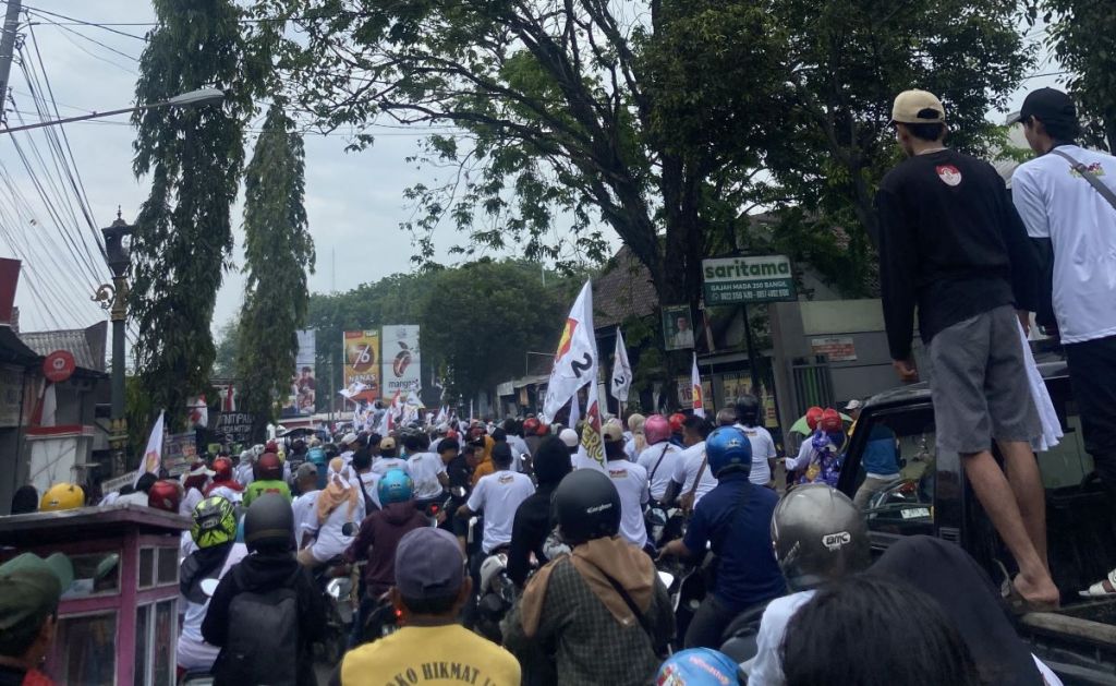 Massa Pendukung Rusdi-Gus Sobih Banjiri Jalan Raya Bangil Pasuruan Menuju KPU