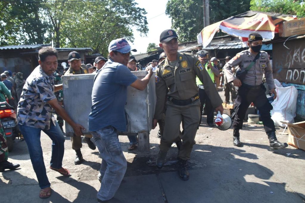 Satpol PP Surabaya Tertibkan Ratusan PKL Pasar Loak Dupak Rukun