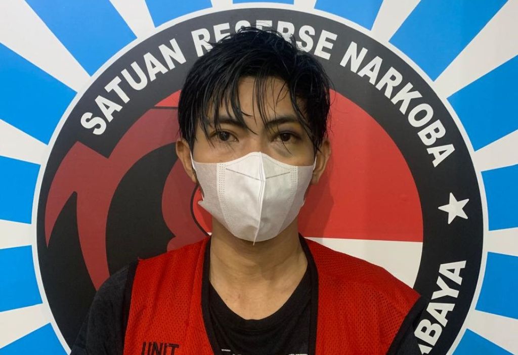 Tersangka BH diamankan (Foto: Satresnarkoba Polrestabes Surabaya)