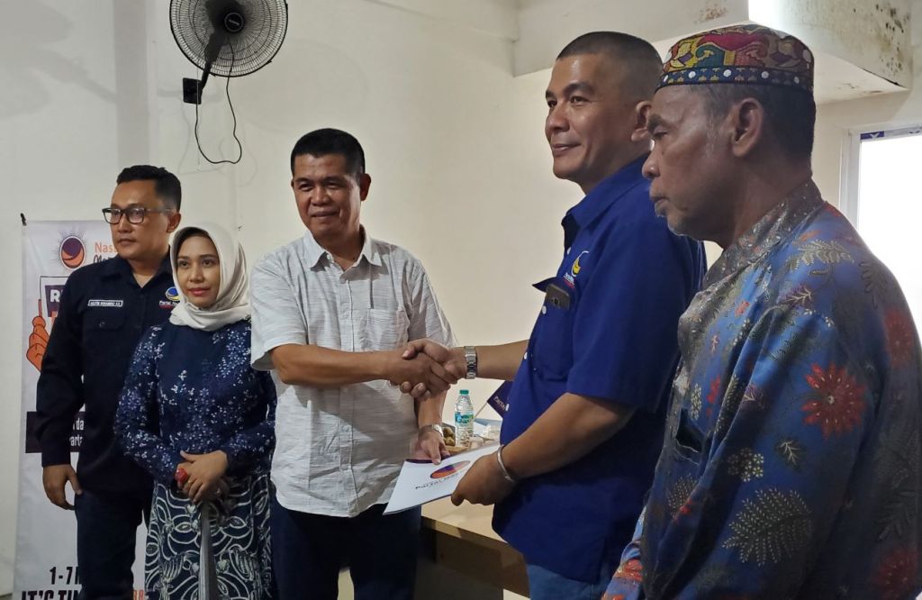 Ning Ita menyerahkan formulir pendaftaran rekom Partai NasDem di Kantor DPD NasDem, Kota Mojokerto. Foto : (nana/mili.id)