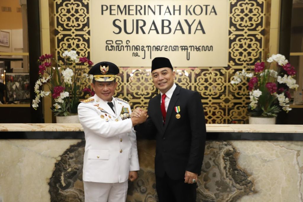 Wali Kota Eri menjadi Wali Kota Surabaya pertama yang menerima tanda kehormatan ini.