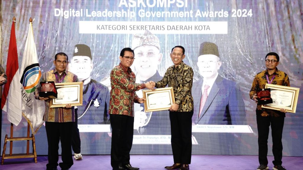 Sekdakot Mojokerto Raih Penghargaan Digital Leadership Government Awards 2024