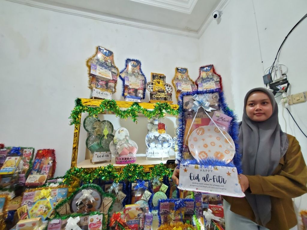 Joti menunjukkan parcel pecah belah dan miks (Foto: Nana/mili.id)