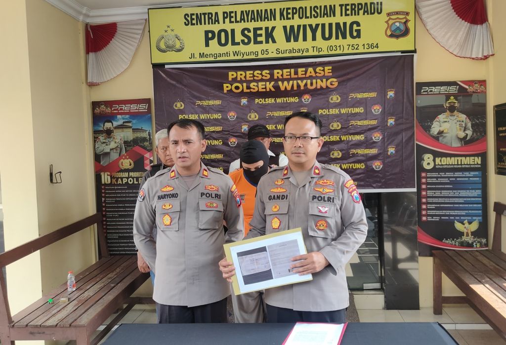 Polsek Wiyung menggelar pers rilis ungkap kasus penipuan di Surabaya (Foto: Wendy/mili.id)