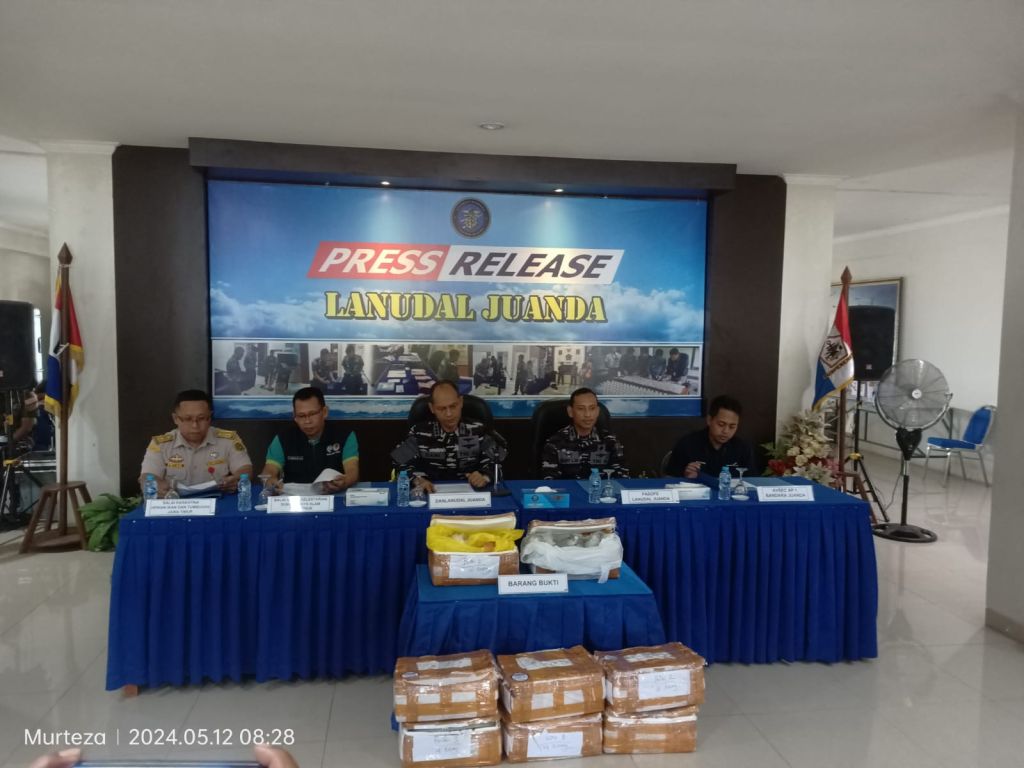 Pejabat Lanudal Juanda dan Balai Karantina menunjukkan barang bukti terumbu karang ilegal yang akan dikirim dari Surabaya ke Malaysia