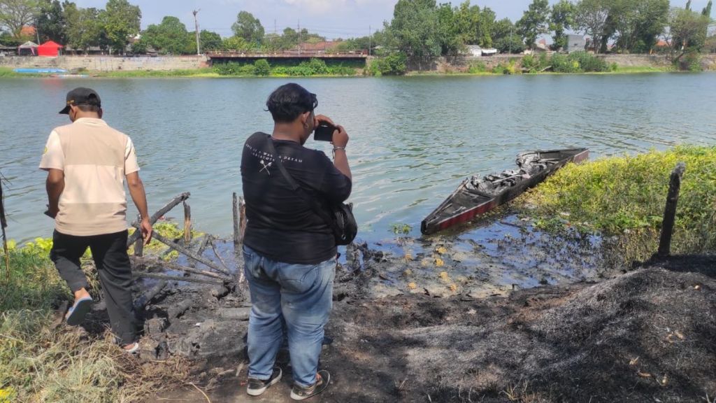 Perahu Naga Atlet Dayung Mojokerto Terbakar di Dermaga Bambu