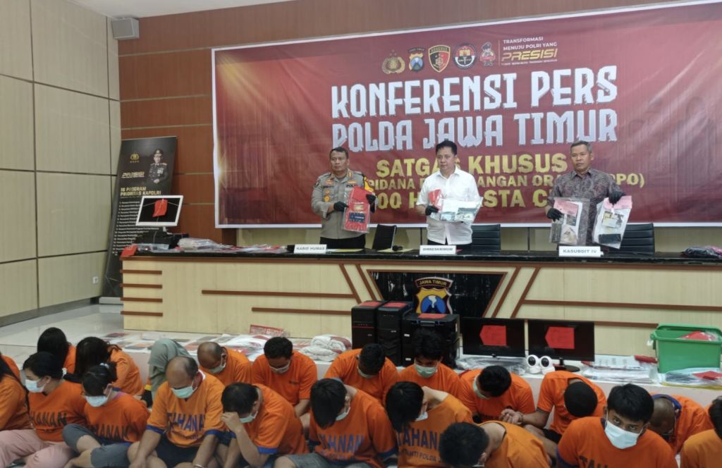 Para tersangka kasus perdagangan orang diamankan di Polda Jatim (Foto: Zain Ahmad/mili.id)