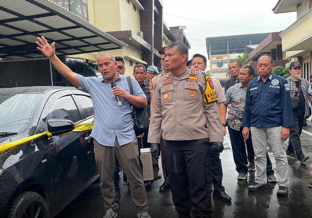Kasubdit Jatanras Polda Jatim, AKBP Arbaridi Jumhur (kiri), menunjukkan barang bukti mobil