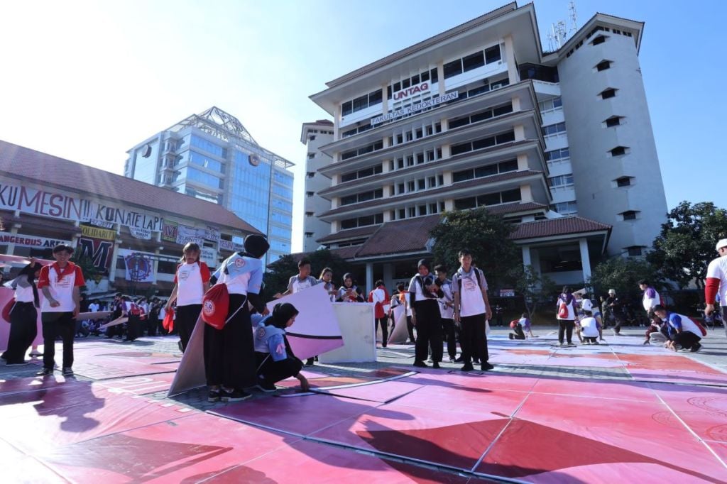 Game Treasure Hunt dan Giant Puzzle ciptakan kekompakan di PKKMB Untag Surabaya. (Foto : Untag Surabaya for Mili.id)