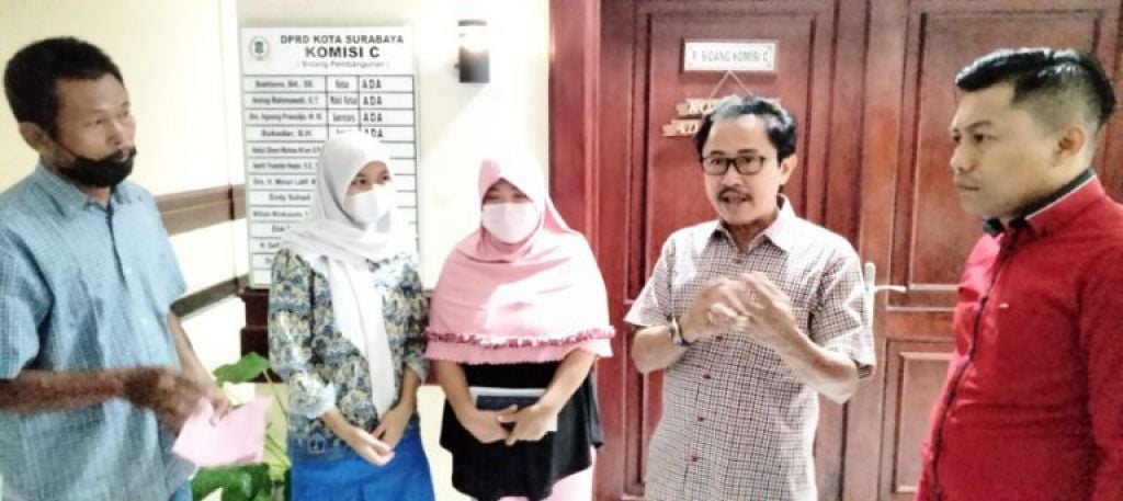Warga Krukah saat mengadu ke Komisi C/Foto:Irwan
