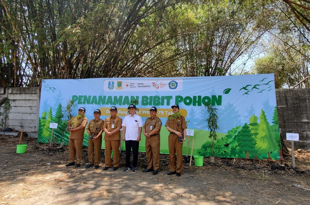 PMI Kota Mojokerto gelar penanaman pohon (Foto: Nana/mili.id)