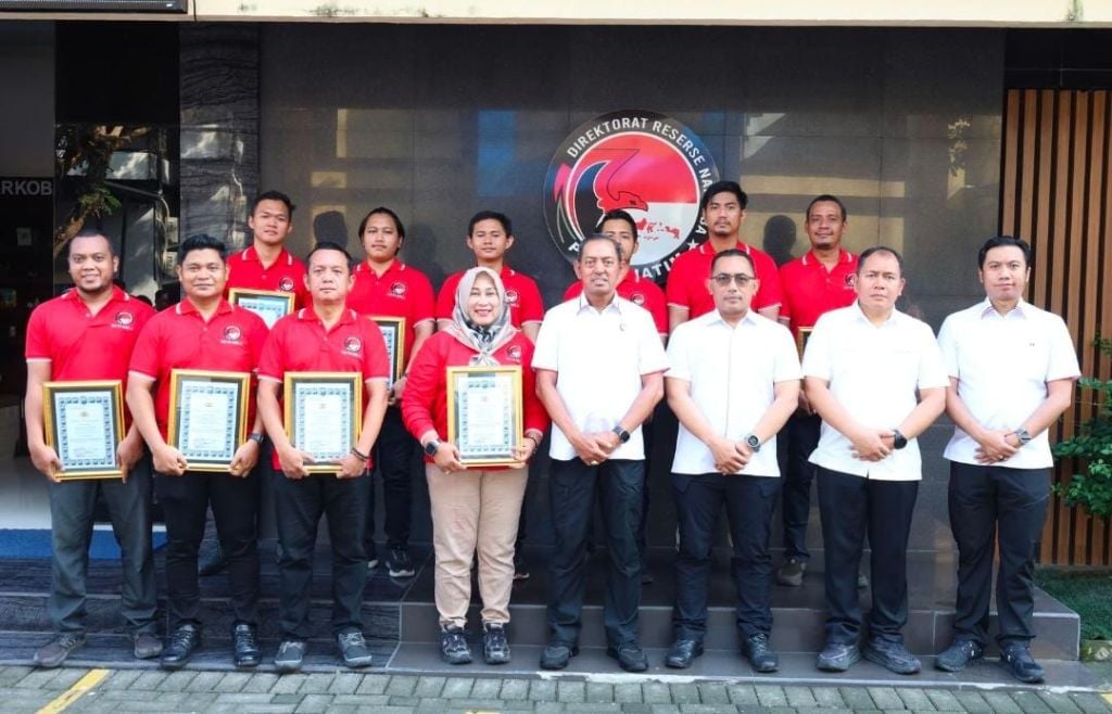 Dirresnarkoba Polda Jatim, Kombes Pol Robert Da Costa dan Wadir AKBP Oki Ahadian bersama jajaran