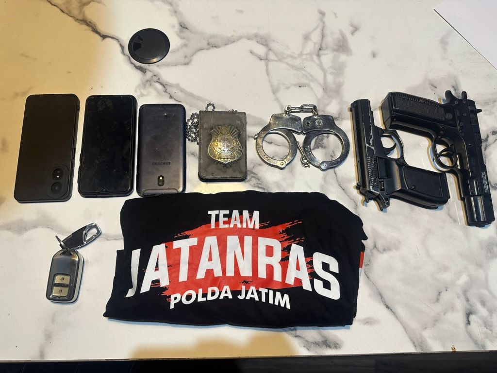 Barang bukti yang disita dari polisi gadungan di Surabaya