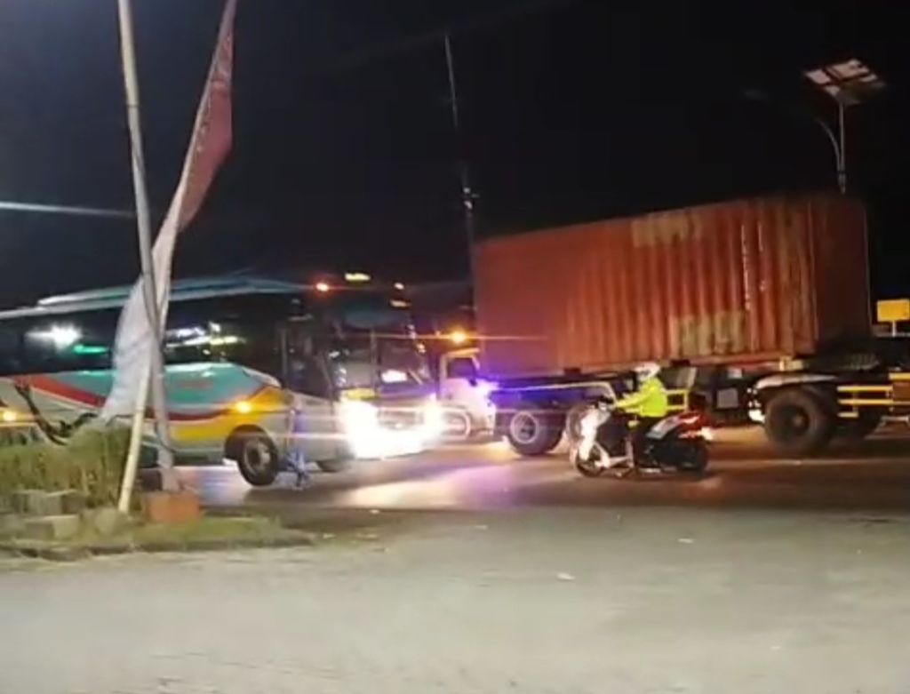 Momen Polisi Hadang Bus Sugeng Rahayu 'Ngeblong' di Baypass Kota Mojokerto