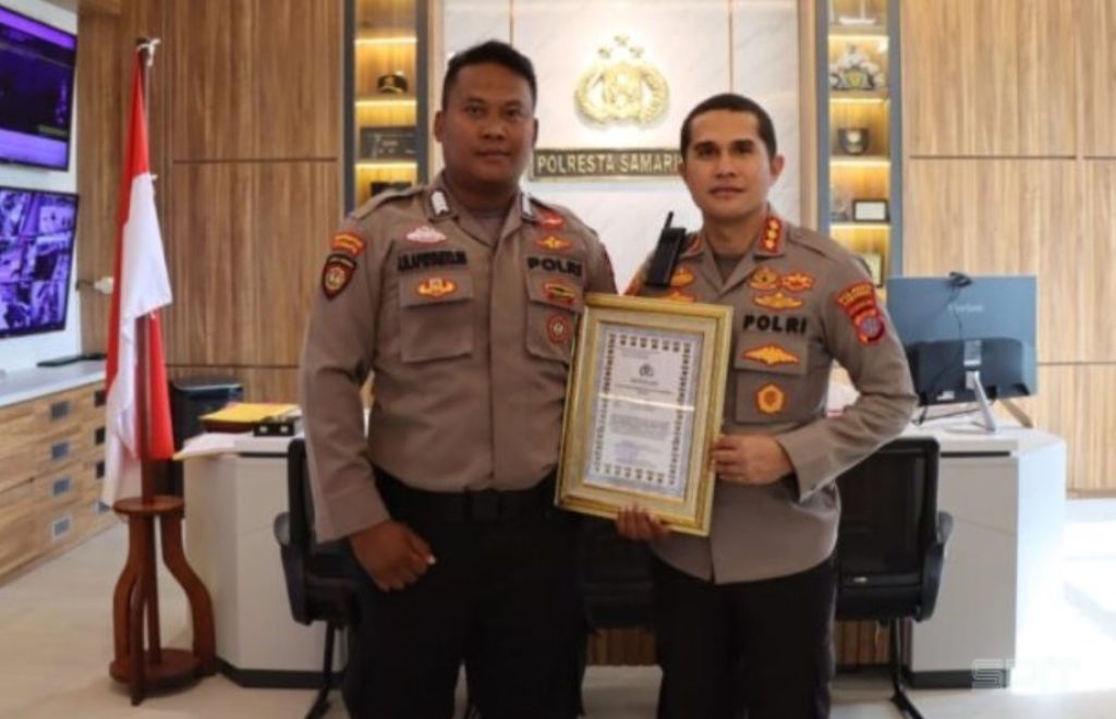 Bripka Joko Hadi bersama Kapolresta Samarinda, Kombes Pol Ary Fadli (Foto: Dok. Polri)