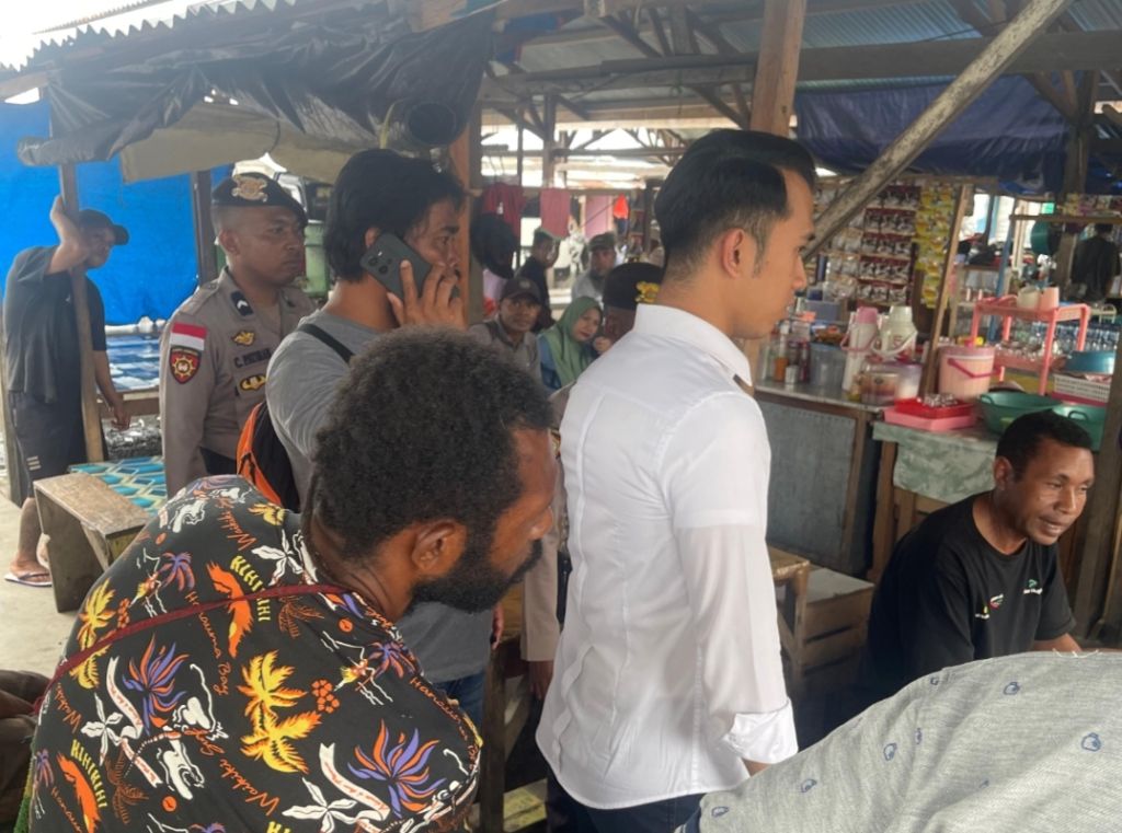 Satreskrim dan personel gabungan Polres Fakfak menggelar operasi judi dan sosialisasi