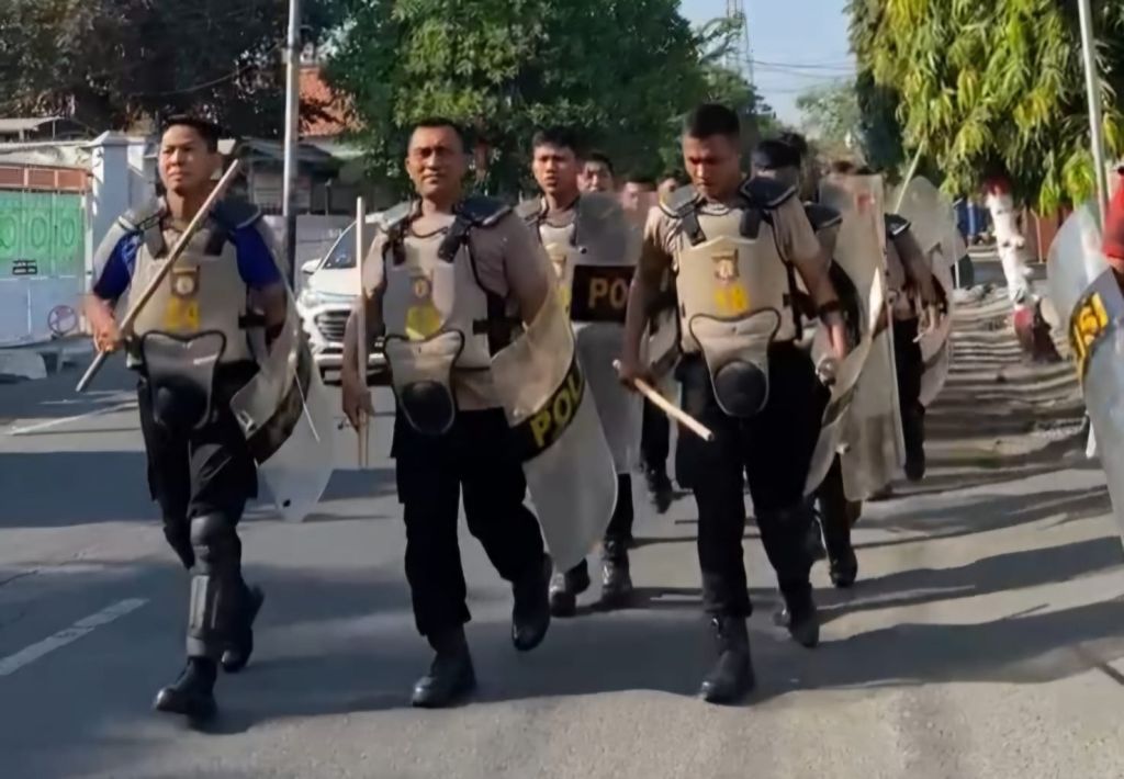 Personel Polres Mojokerto Kota Digembleng Lari 5K Kenakan Perlengkapan Dalmas