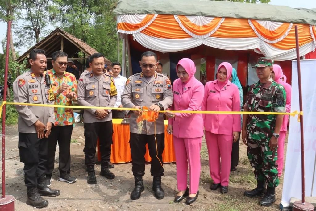 Kapolres Probolinggo Kota AKBP Oki Ahadian Purwono saat resmikan sumur bor. (Istimewa)