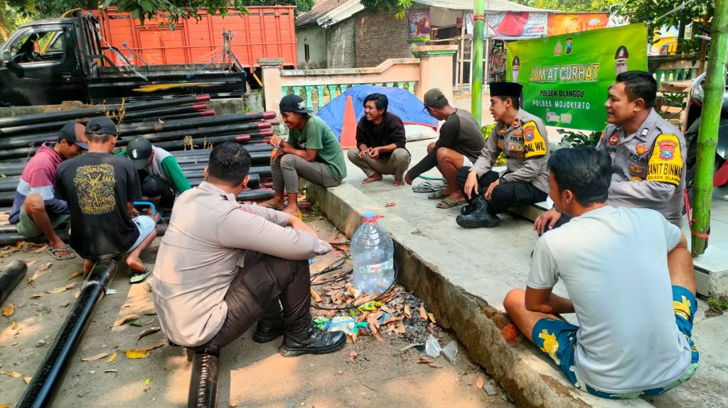 Kapolsek Dlanggu, Iptu MK Umam kembali membuka ruang diskusi bersama masyarakat dalam giat Jumat Curhat