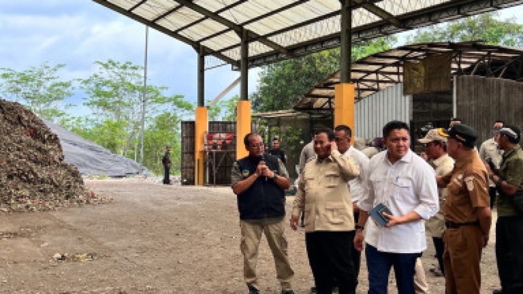 Prabowo Tinjau Pengolahan Sampah Bernilai Ekonomi di Banyumas