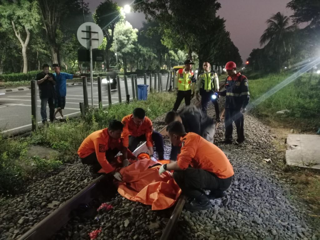 Pria Misterius Tewas Tertabrak Kereta Api di Surabaya