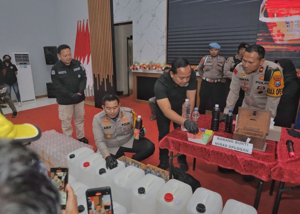 Polres Blitar Gerebek Produksi Miras Oplosan
