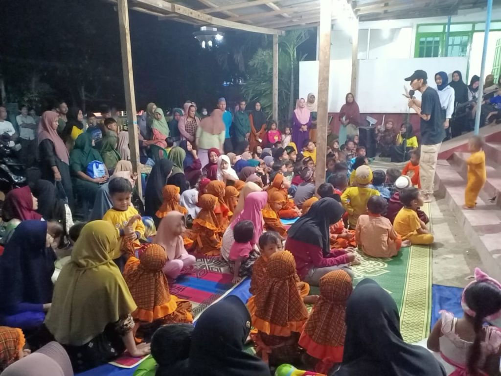 Puskris dan Mandalawangi memberikan program psikososial di Pulau Bawean
