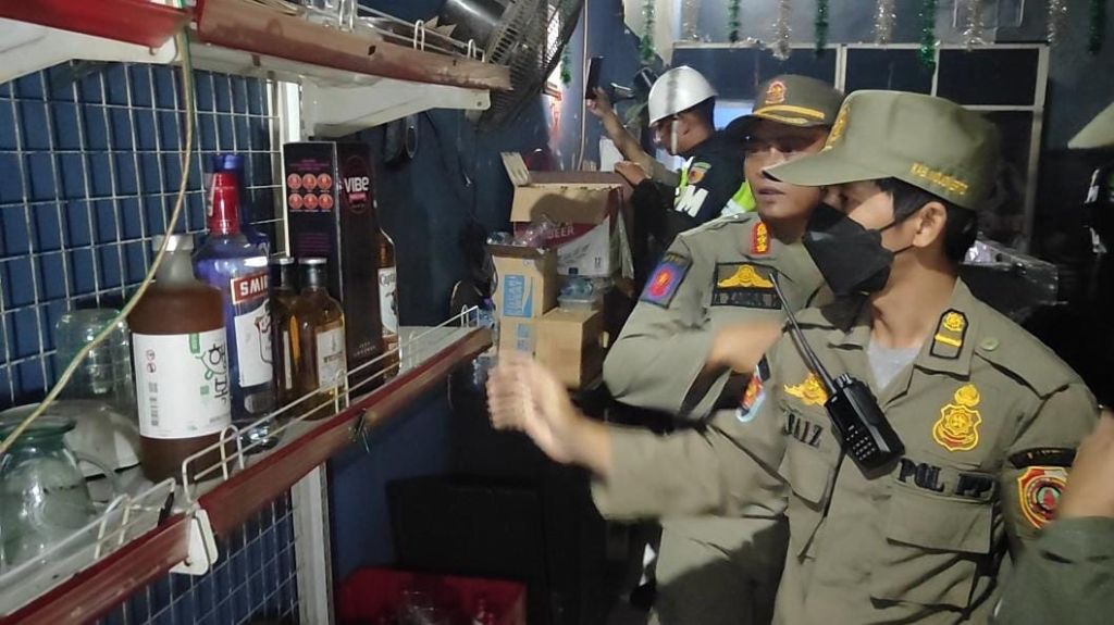 Puluhan botol miras ilegal diamankan Satpol PP Kabupaten Mojokerto